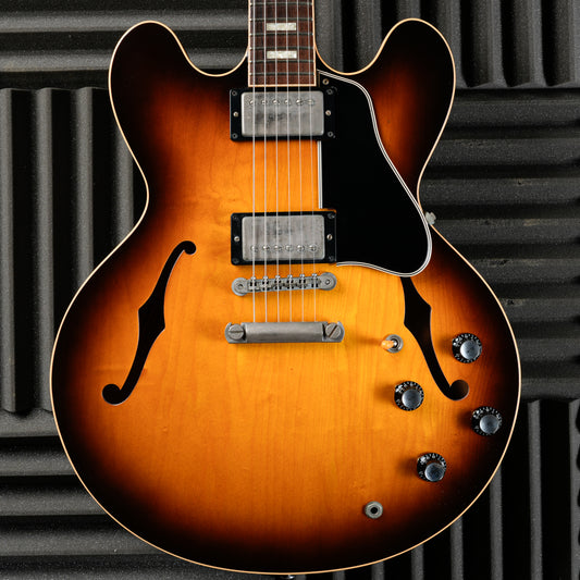 Gibson Custom Shop Historic Collection '63 Reissue Es-335 2002 - Vintage Sunburst front close up